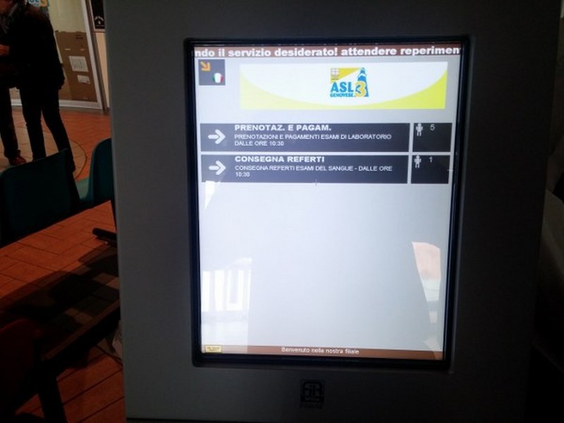  Eliminacode ASL3 Genova schermo touchscreen totem eliminacode indica gli utenti in coda per servizio